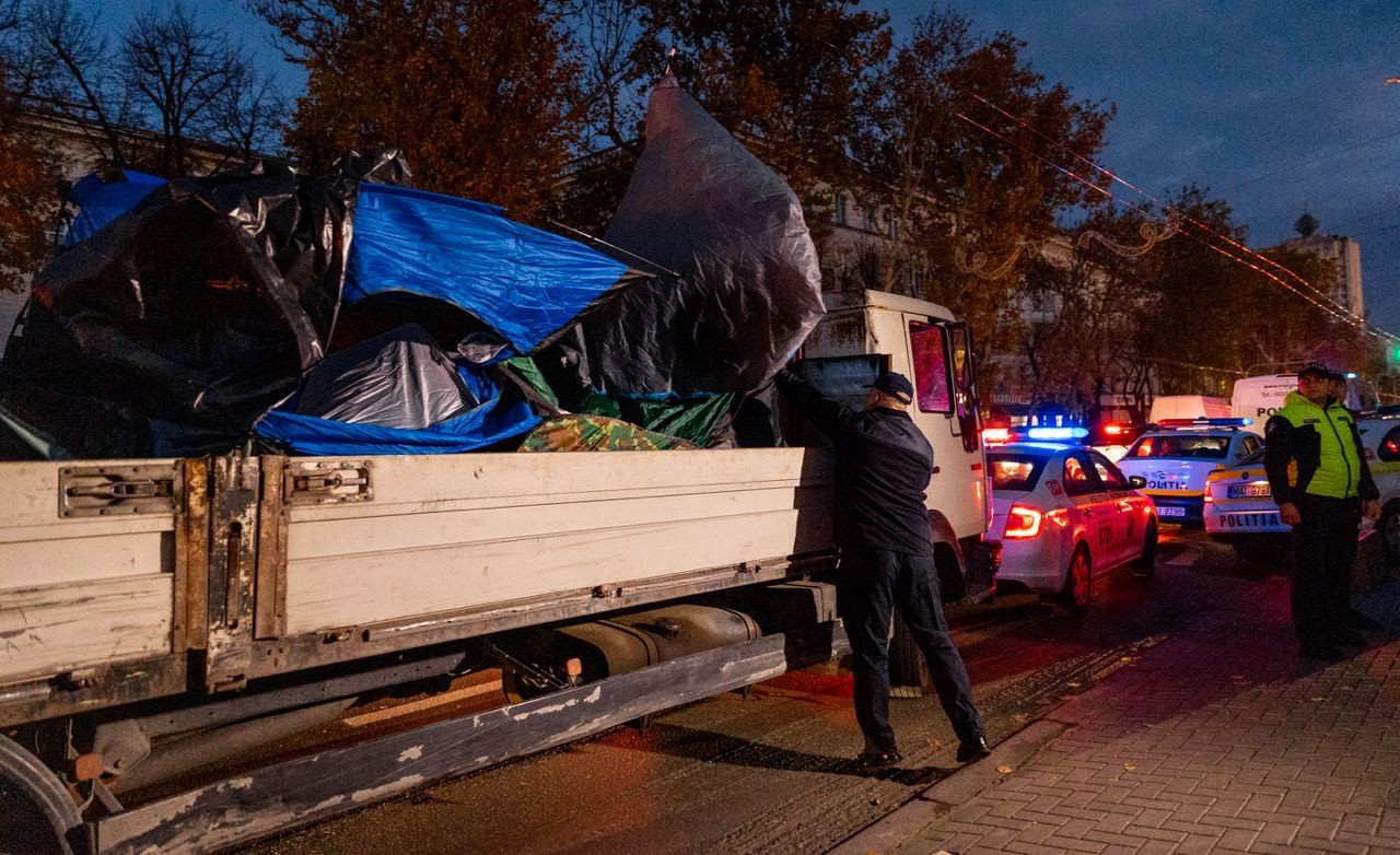 FOTO // Poliția continuă să ridice abuziv corturile din fața Procuraturii Generale