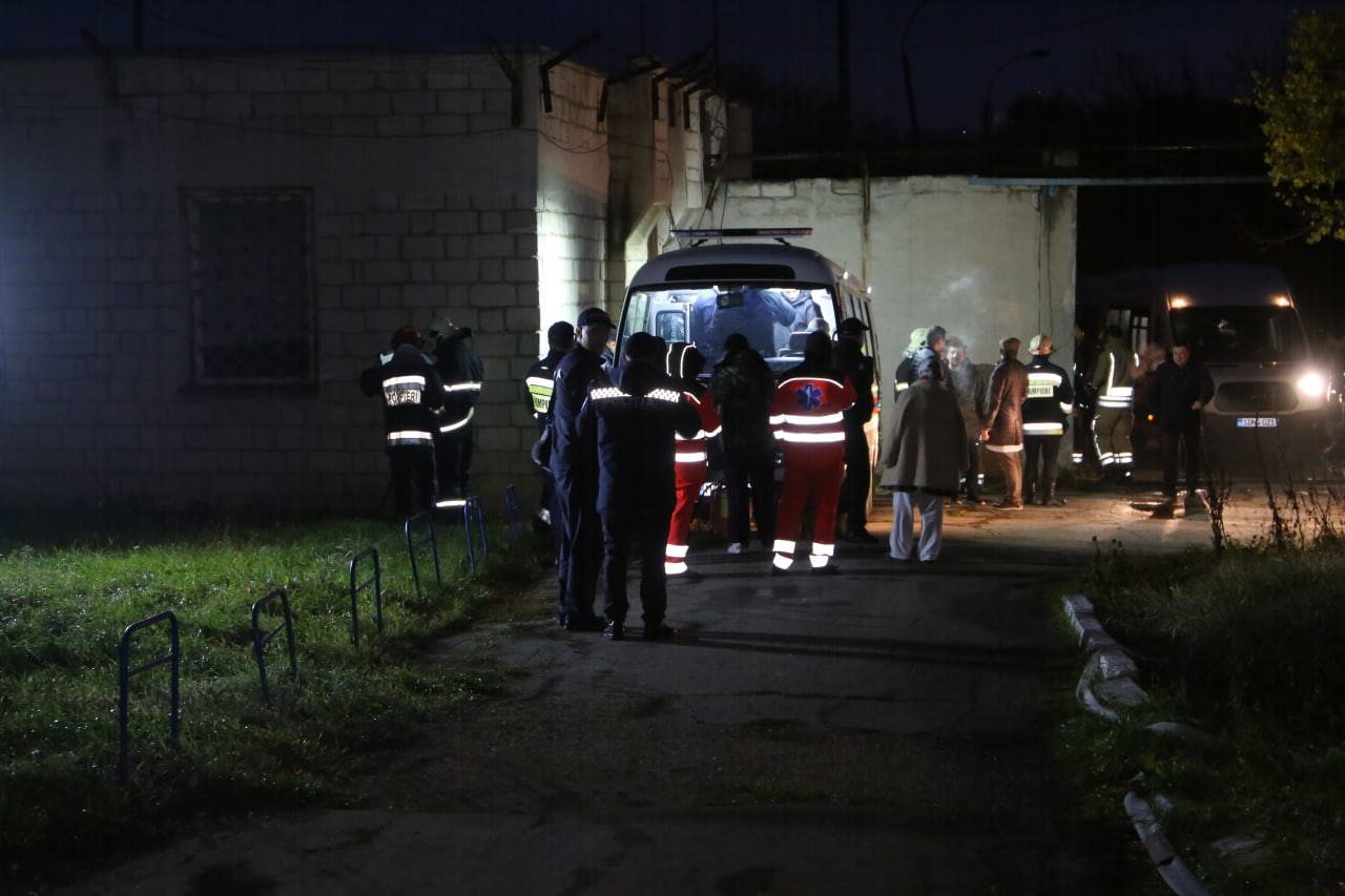 FOTO // Incendiu la Spitalului Clinic de Psihiatrie. Aproximativ 62 de bolnavi s-au baricadat la etajul 2 și au dat foc dat foc mobilei și saltelelor
