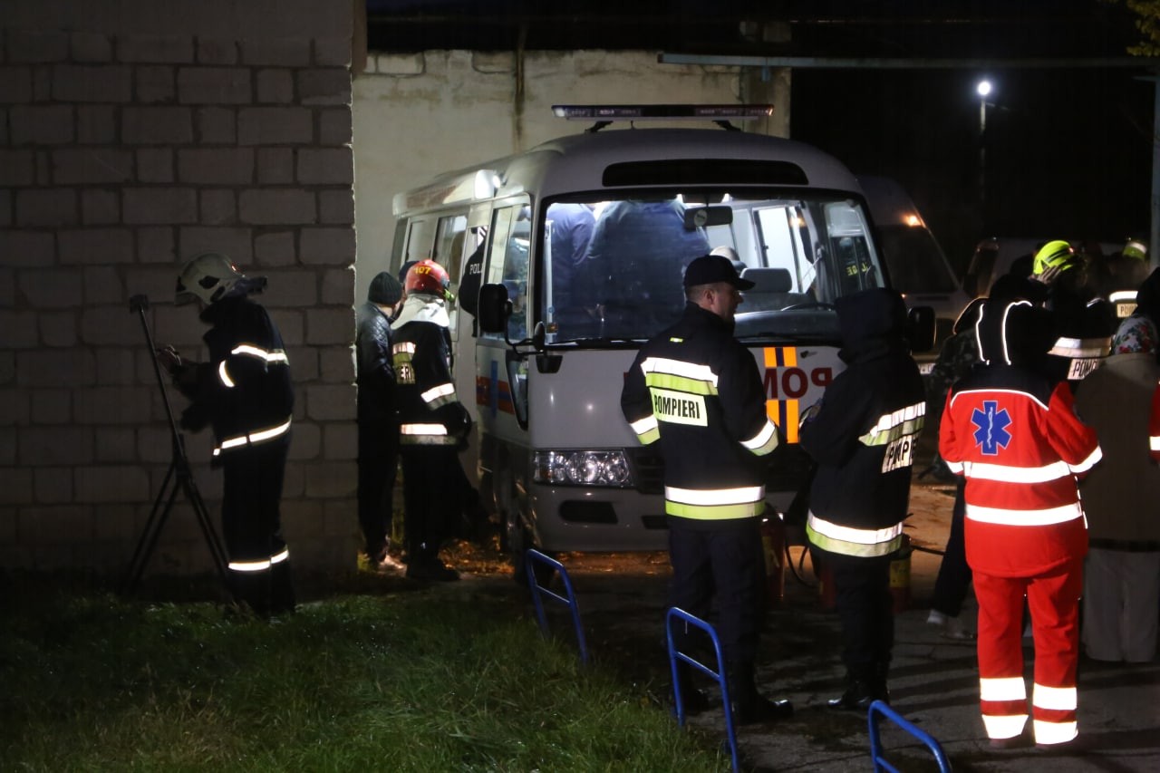 FOTO // Incendiu la Spitalului Clinic de Psihiatrie. Aproximativ 62 de bolnavi s-au baricadat la etajul 2 și au dat foc dat foc mobilei și saltelelor