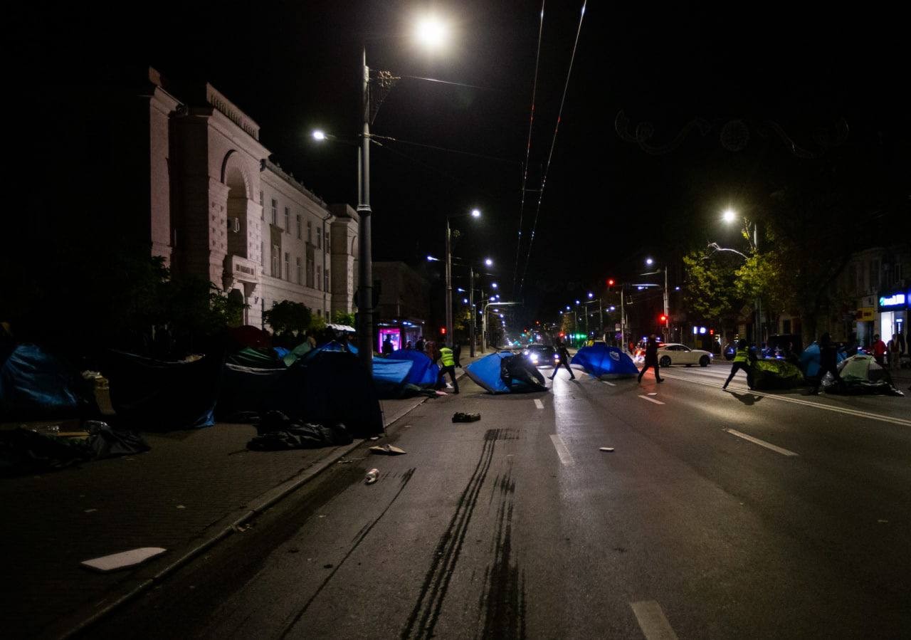 Noaptea, ca tâlharii. Poliția a distrus orășelul de corturi, iar patru protestatari au fost reținuți