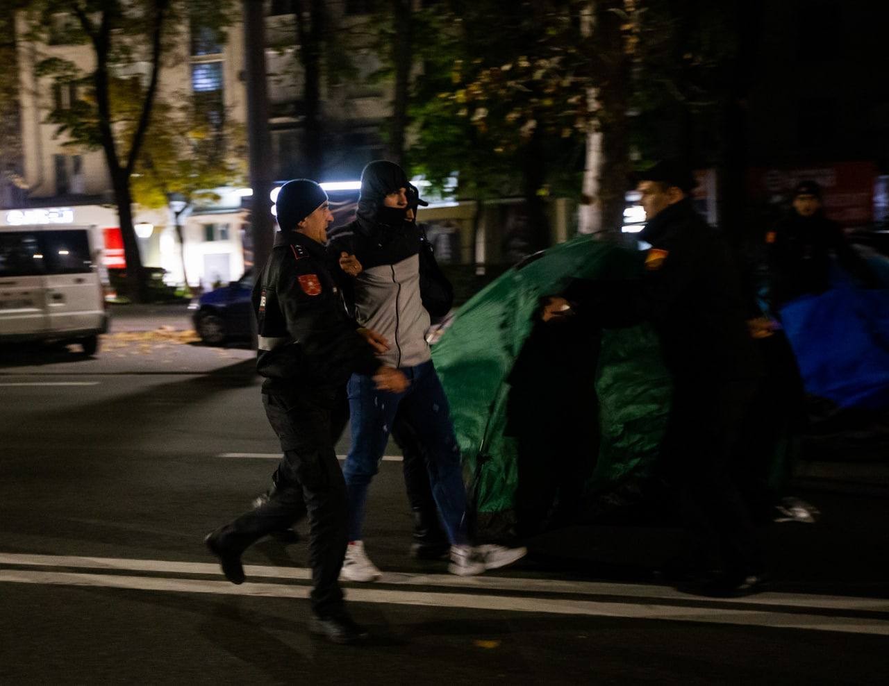 Noaptea, ca tâlharii. Poliția a distrus orășelul de corturi, iar patru protestatari au fost reținuți