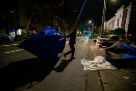 Noaptea, ca tâlharii. Poliția a distrus orășelul de corturi, iar patru protestatari au fost reținuți
