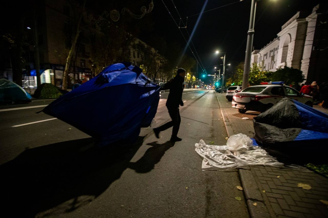 Noaptea, ca tâlharii. Poliția a distrus orășelul de corturi, iar patru protestatari au fost reținuți