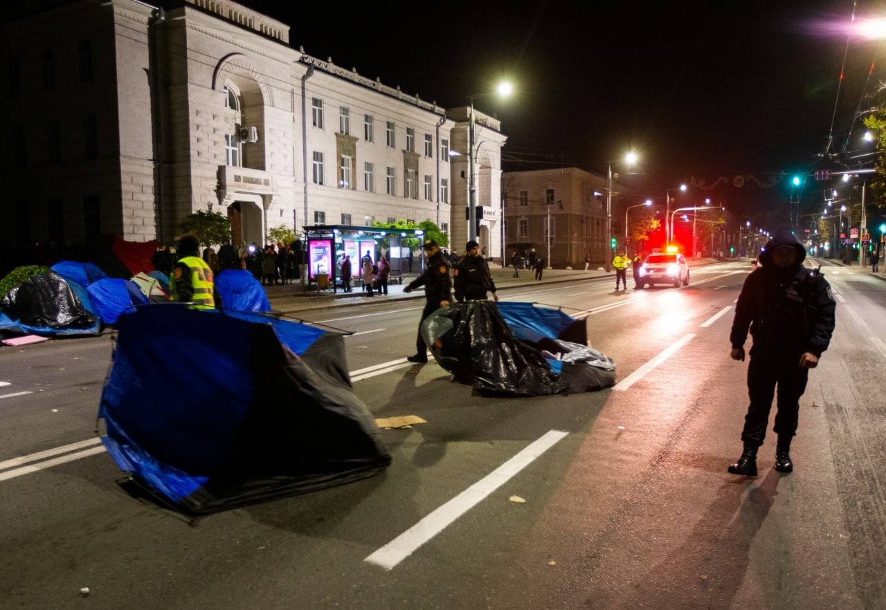 Noaptea, ca tâlharii. Poliția a distrus orășelul de corturi, iar patru protestatari au fost reținuți