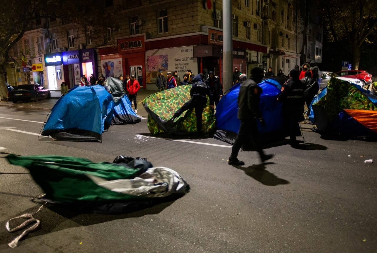 Noaptea, ca tâlharii. Poliția a distrus orășelul de corturi, iar patru protestatari au fost reținuți