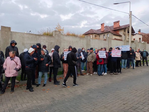 Protest matinal în fața casei Procurorului general interimar, Ion Munteanu: „Jos dictatura"