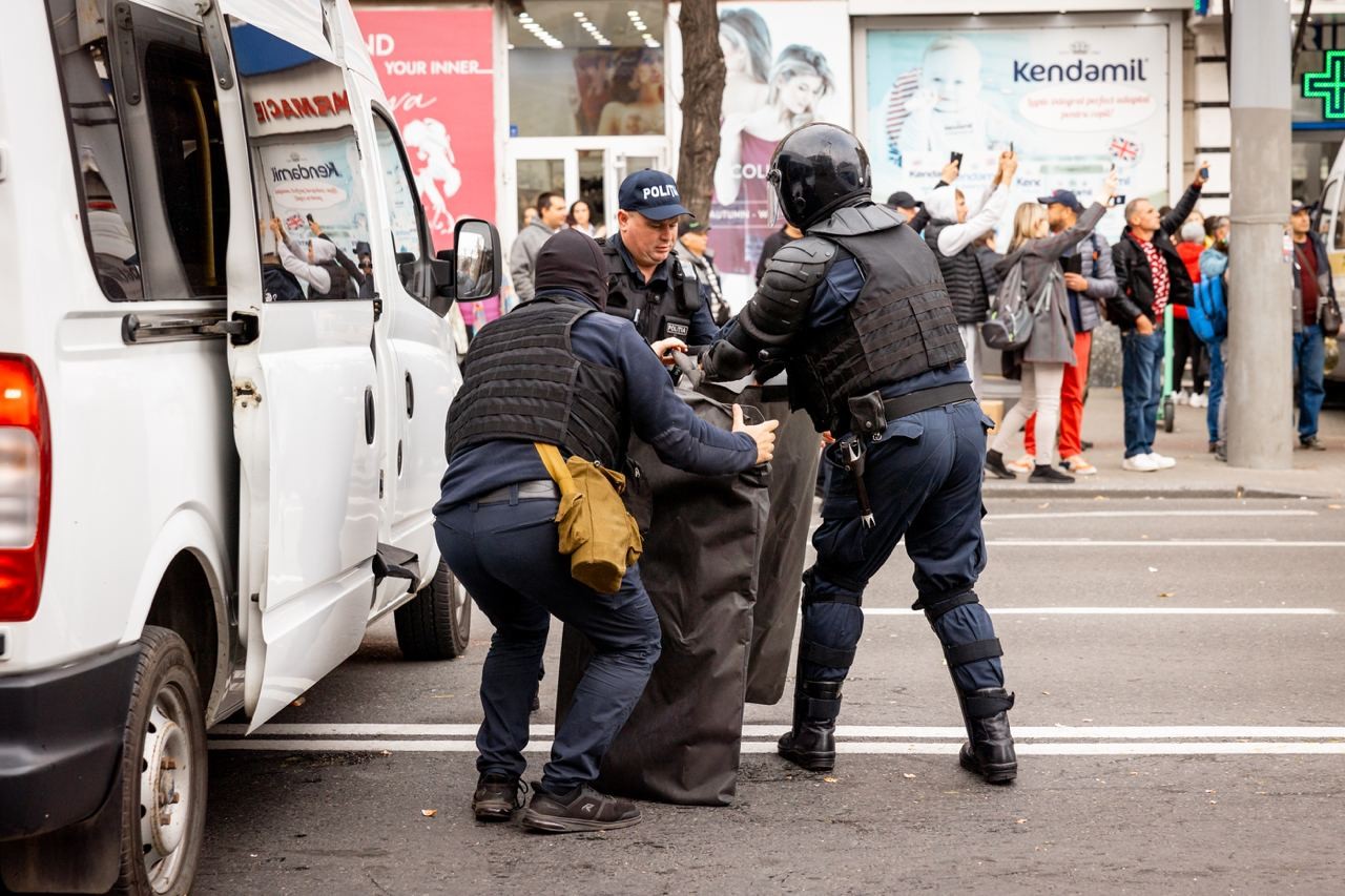 Ultima ORĂ // Poliția l-au reținut pe liderul protestelor antiguvernamentale, Dinu Țurcanu