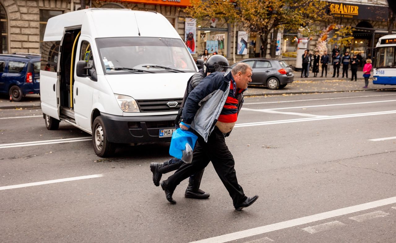 Ultima ORĂ // Poliția l-au reținut pe liderul protestelor antiguvernamentale, Dinu Țurcanu