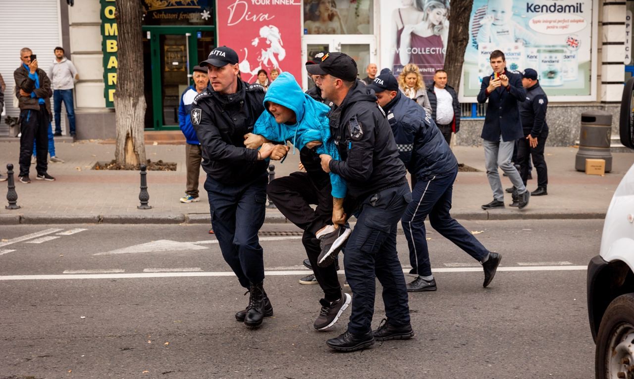 Ultima ORĂ // Poliția l-au reținut pe liderul protestelor antiguvernamentale, Dinu Țurcanu
