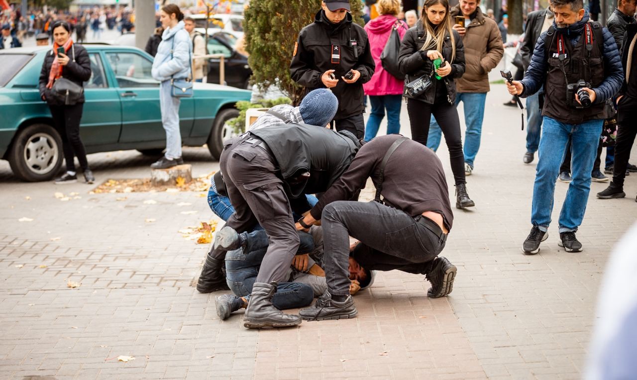 Ultima ORĂ // Poliția l-au reținut pe liderul protestelor antiguvernamentale, Dinu Țurcanu