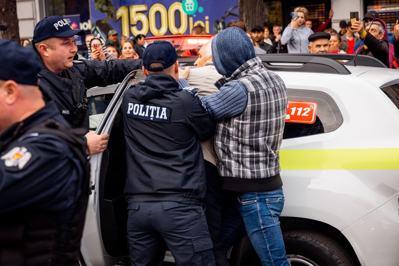 Ultima ORĂ // Poliția l-au reținut pe liderul protestelor antiguvernamentale, Dinu Țurcanu
