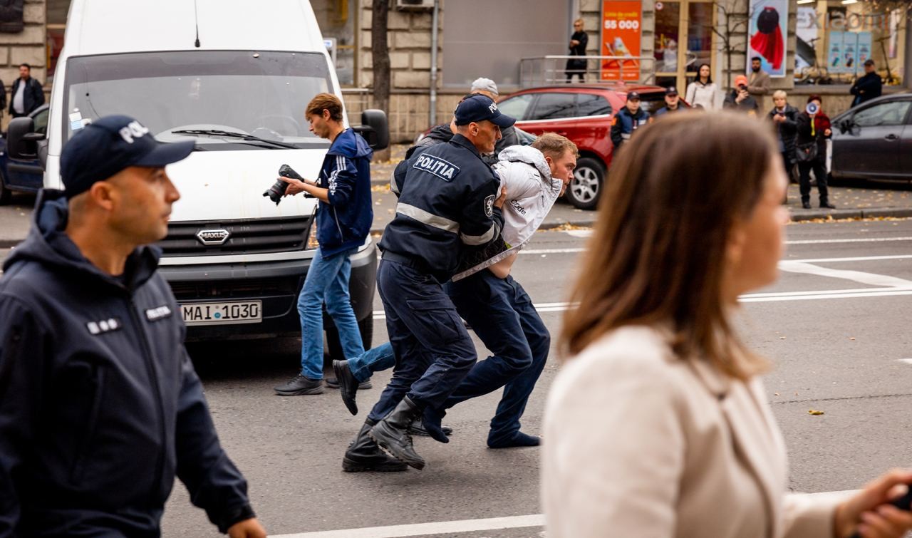 Ultima ORĂ // Poliția l-au reținut pe liderul protestelor antiguvernamentale, Dinu Țurcanu