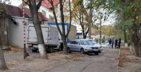 FOTO // Accident fatal la Buiucani. O femeie a murit după ce a fost lovită de un microbuz