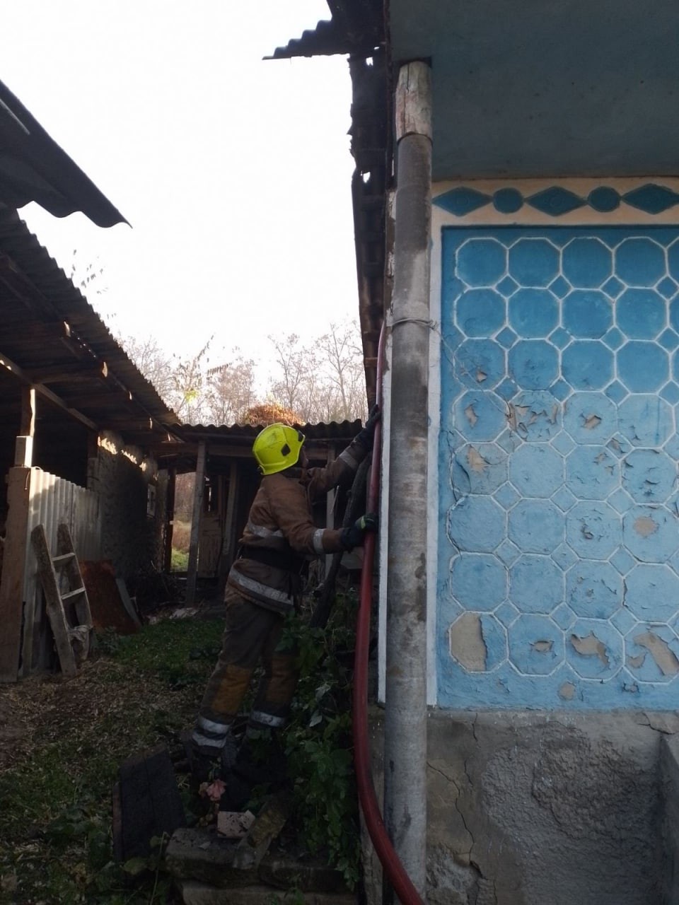 FOTO // Tragedie la Nisporeni. O femeie a ars în propria casă