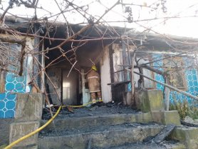 FOTO // Tragedie la Nisporeni. O femeie a ars în propria casă