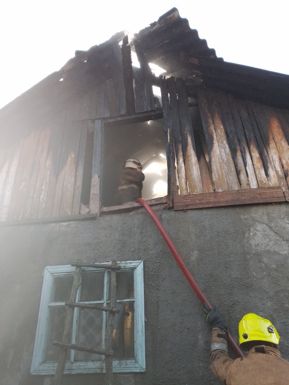 FOTO // Tragedie la Nisporeni. O femeie a ars în propria casă