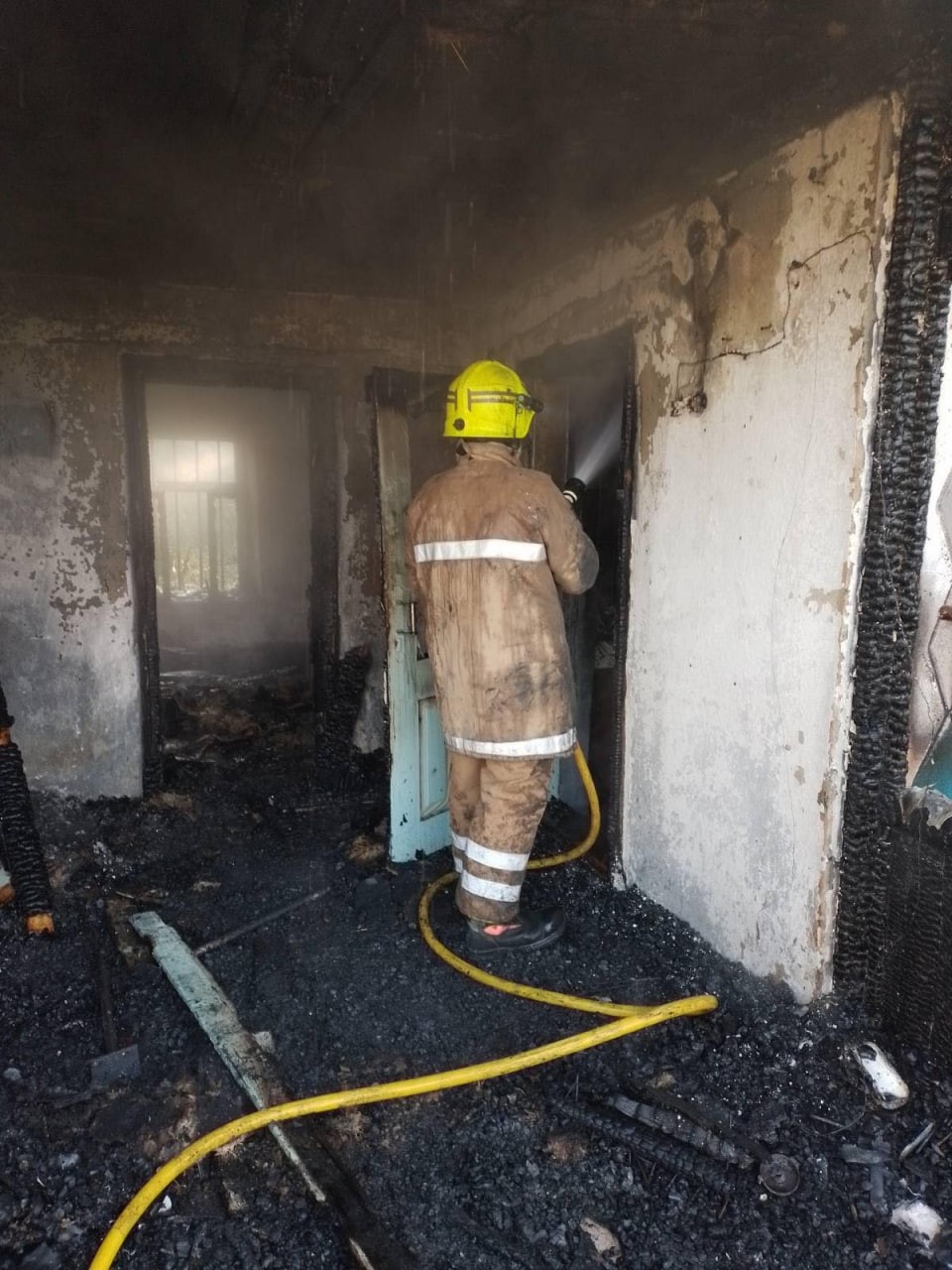 FOTO // Tragedie la Nisporeni. O femeie a ars în propria casă
