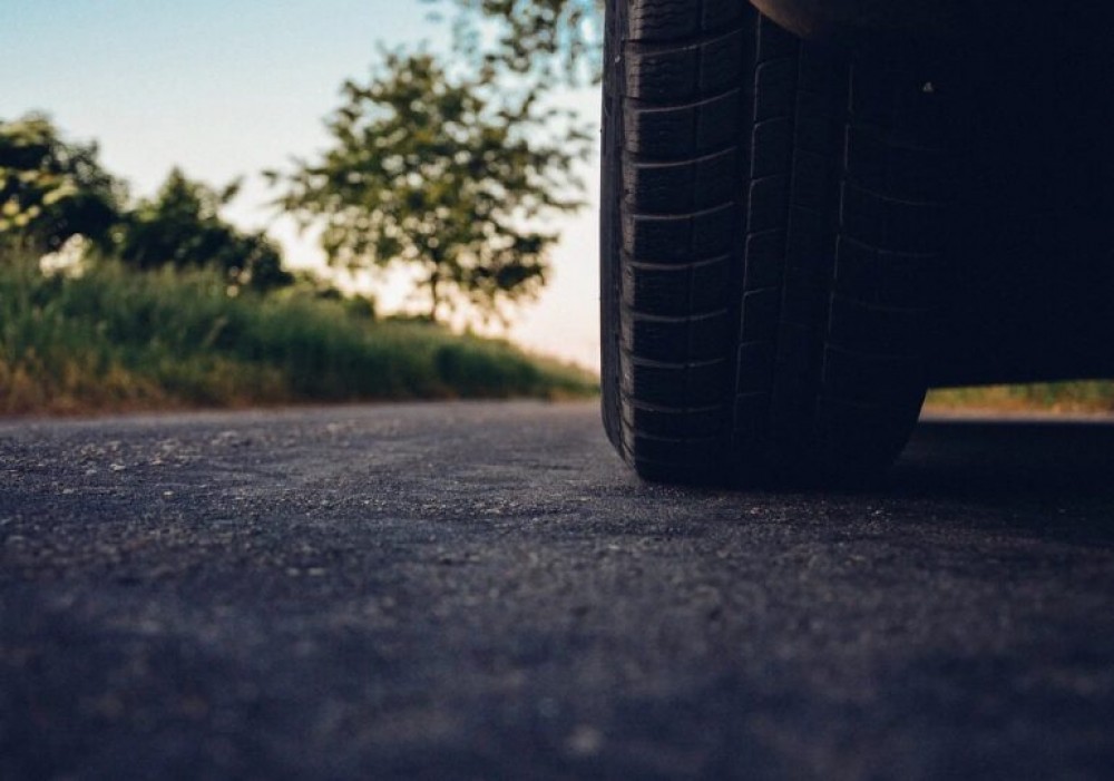 Scenă şocantă: O şoferiţă a fost călcată de propria maşină, de trei ori