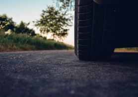 Scenă şocantă: O şoferiţă a fost călcată de propria maşină, de trei ori