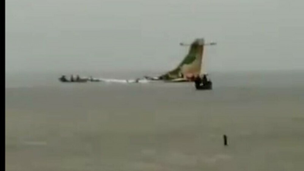 Catastrofă aviatică: Un avion cu pasageri s-a prăbușit într-un lac