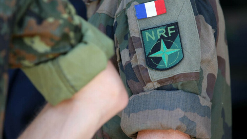 S-ar fi înjunghiat în gât, cu o foarfecă. Un militar francez a fost găsit fără suflare într-un hotel din Capitala României