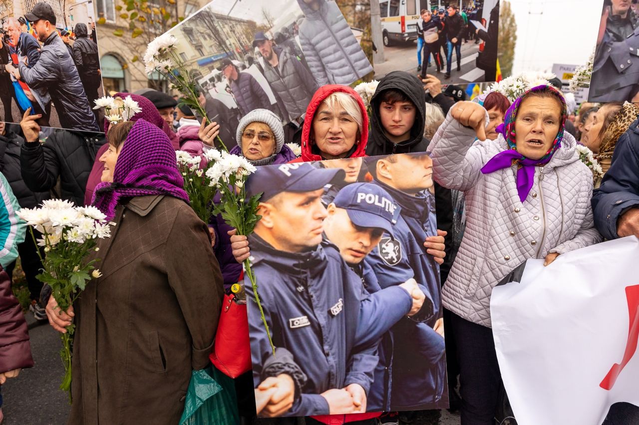 FOTO // Au strigat într-un glas: „Jos Maia Sandu!” - Organizatorii susțin că în capitală s-au adunat în jur de 50.000 de protestatari