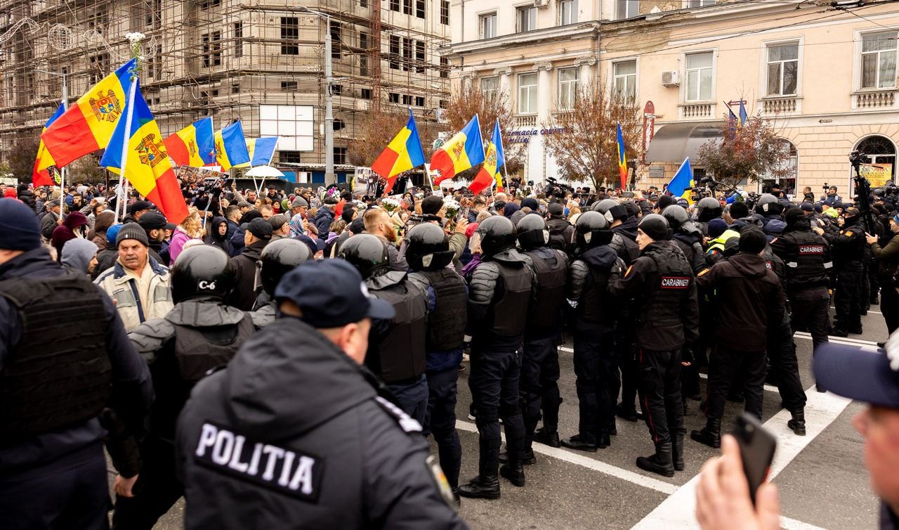 FOTO // Au strigat într-un glas: „Jos Maia Sandu!” - Organizatorii susțin că în capitală s-au adunat în jur de 50.000 de protestatari