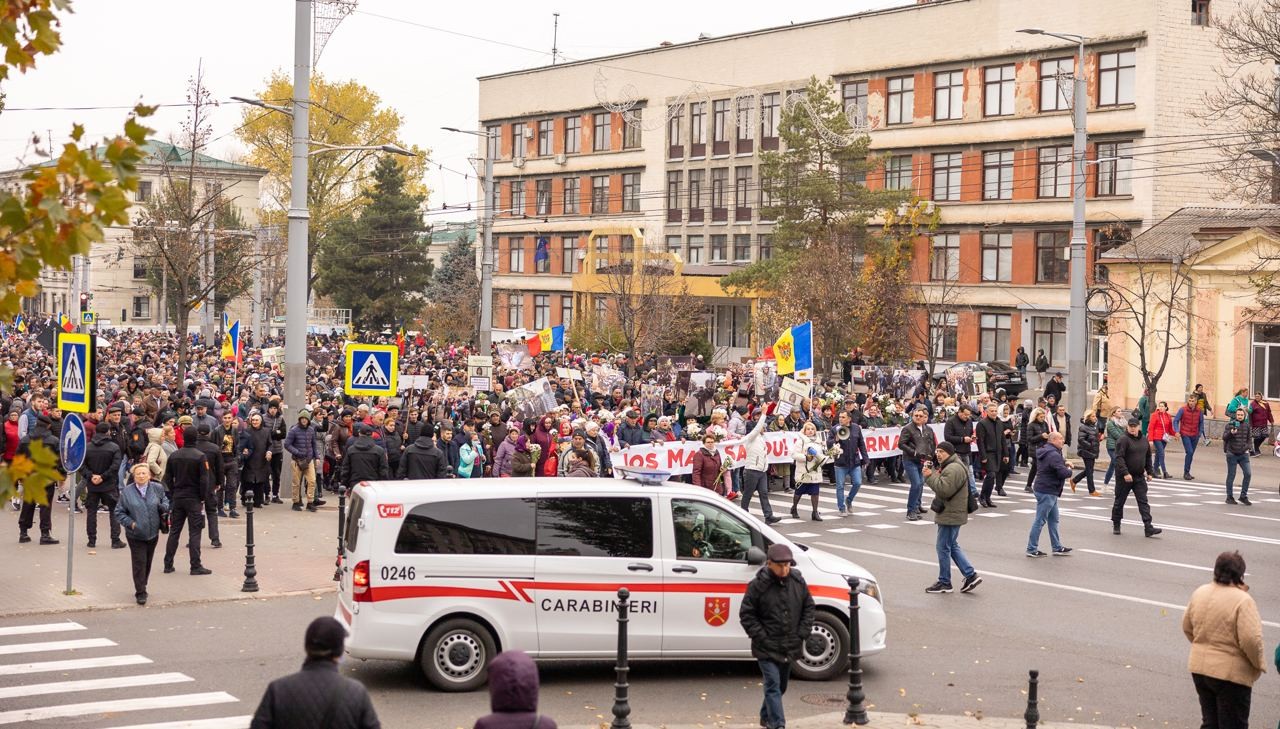 FOTO // Au strigat într-un glas: „Jos Maia Sandu!” - Organizatorii susțin că în capitală s-au adunat în jur de 50.000 de protestatari