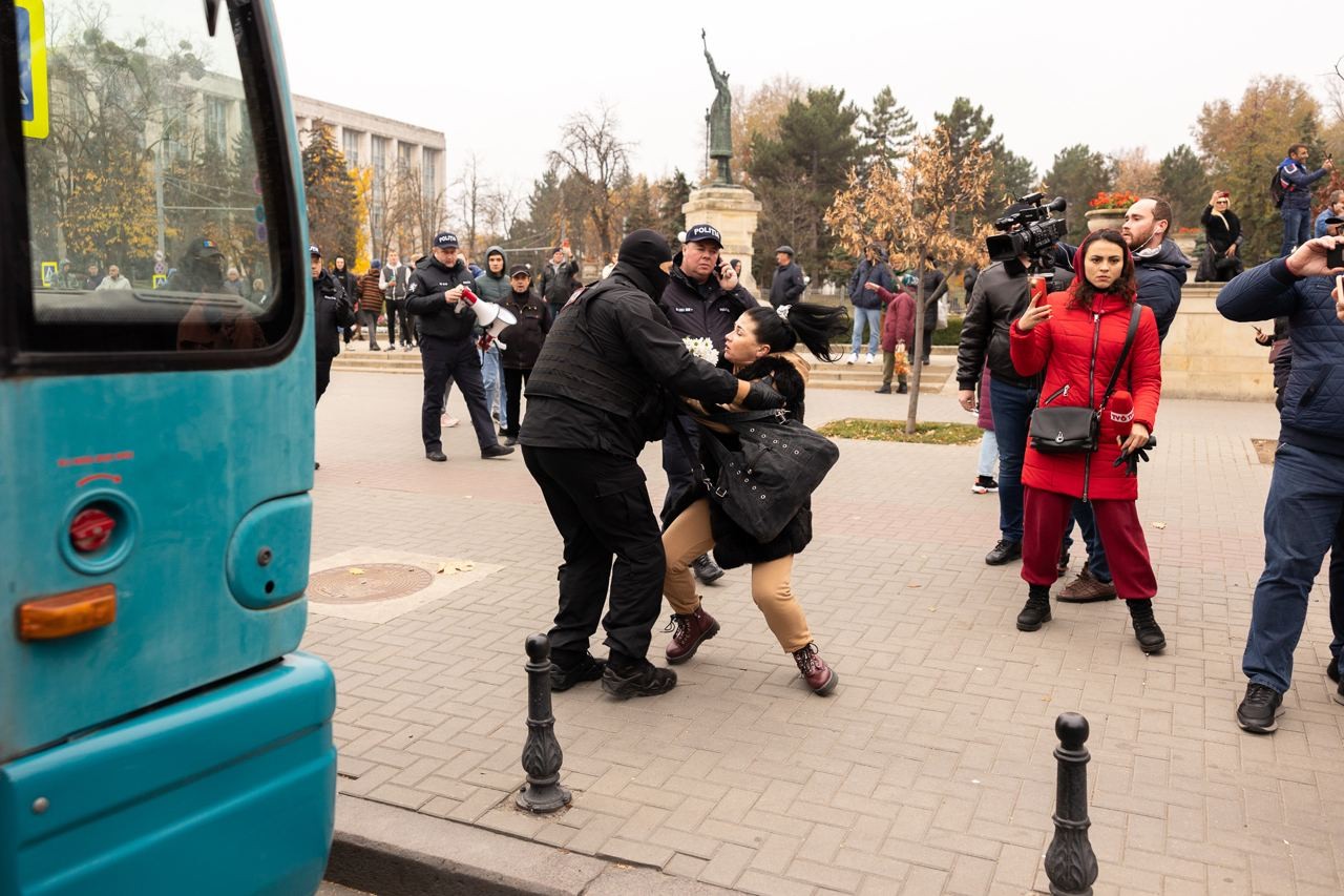 FOTO // Au strigat într-un glas: „Jos Maia Sandu!” - Organizatorii susțin că în capitală s-au adunat în jur de 50.000 de protestatari