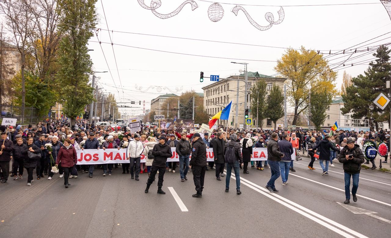 FOTO // Au strigat într-un glas: „Jos Maia Sandu!” - Organizatorii susțin că în capitală s-au adunat în jur de 50.000 de protestatari