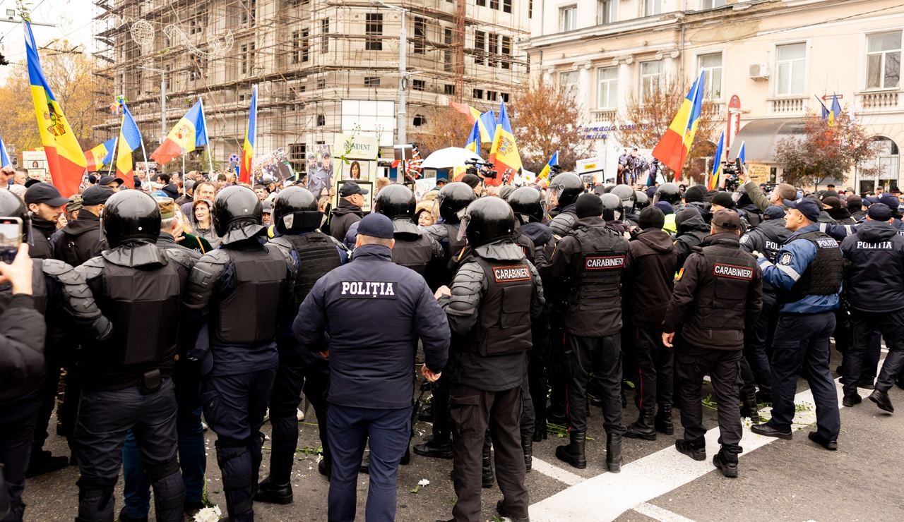 FOTO // Au strigat într-un glas: „Jos Maia Sandu!” - Organizatorii susțin că în capitală s-au adunat în jur de 50.000 de protestatari