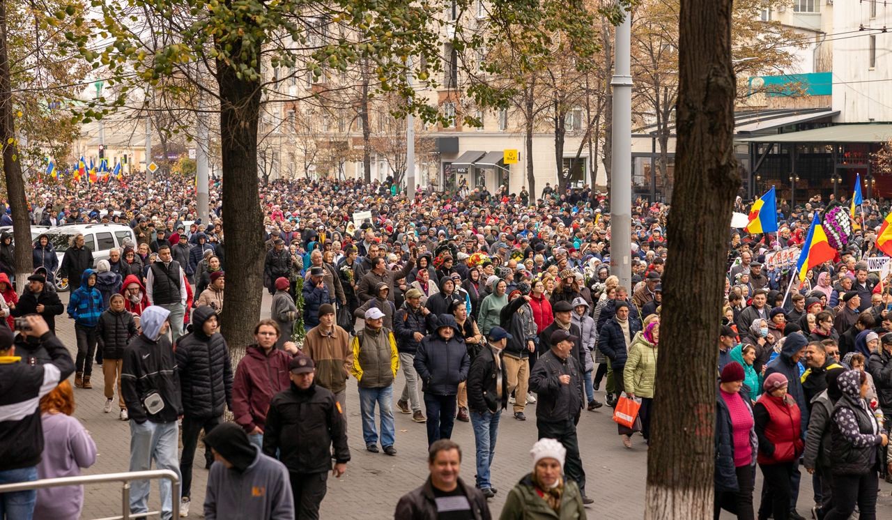FOTO // Au strigat într-un glas: „Jos Maia Sandu!” - Organizatorii susțin că în capitală s-au adunat în jur de 50.000 de protestatari