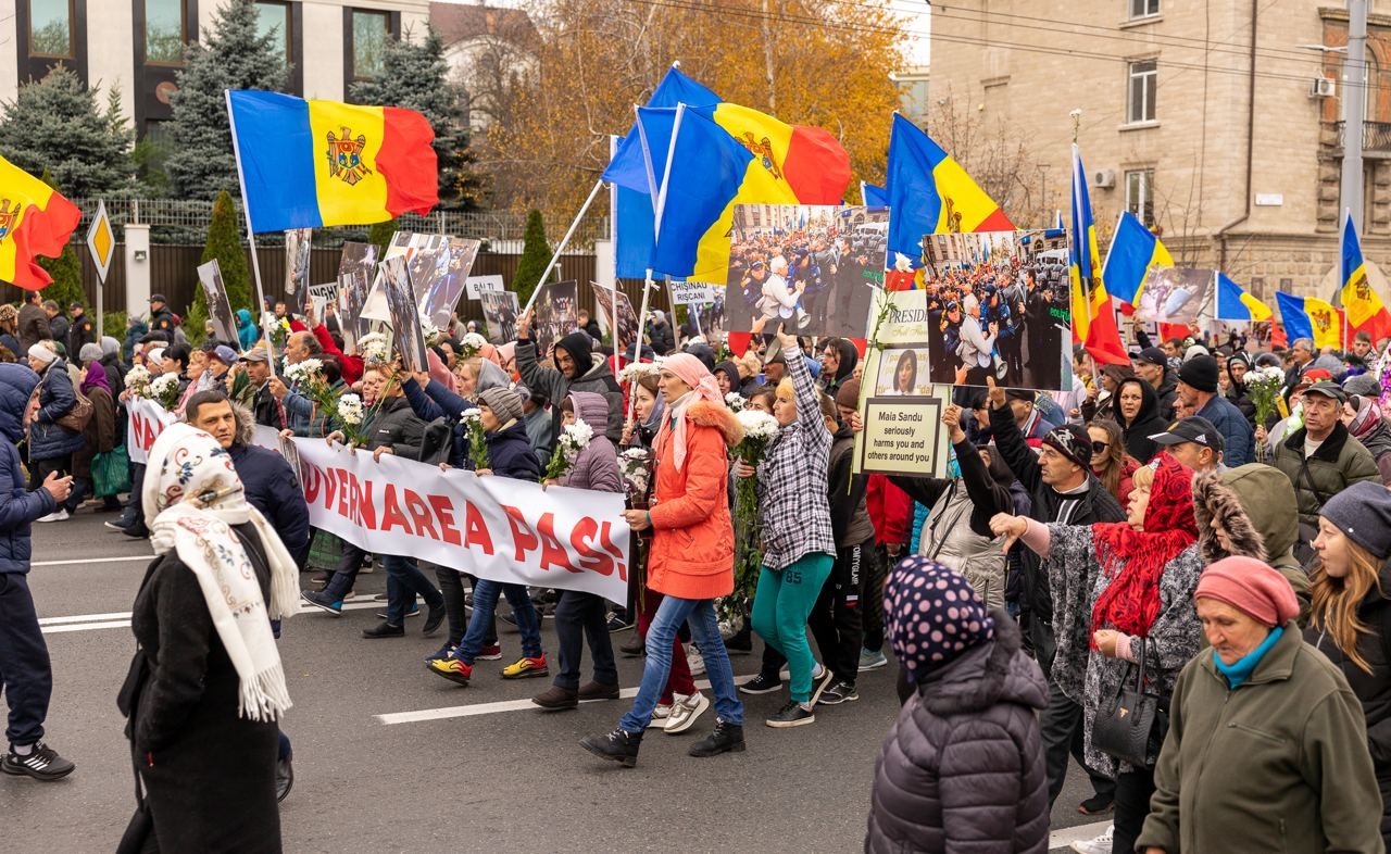 FOTO // Au strigat într-un glas: „Jos Maia Sandu!” - Organizatorii susțin că în capitală s-au adunat în jur de 50.000 de protestatari