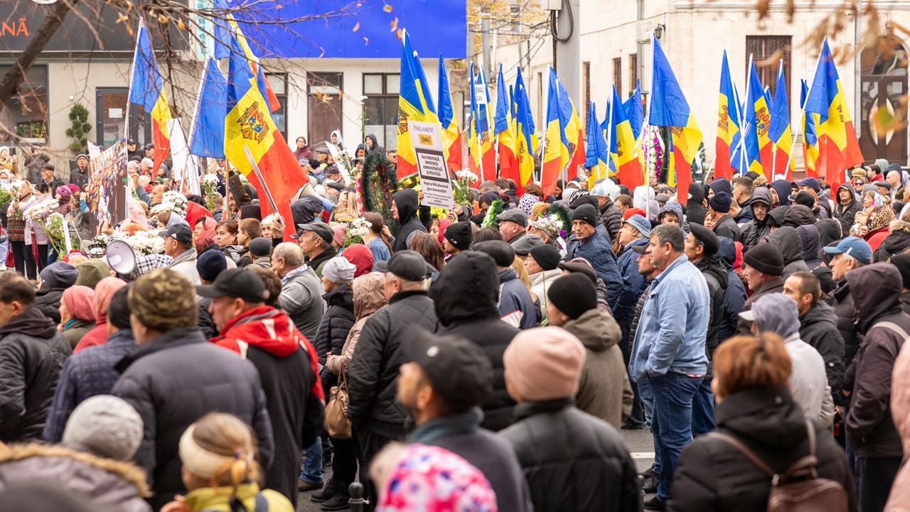 FOTO // Au strigat într-un glas: „Jos Maia Sandu!” - Organizatorii susțin că în capitală s-au adunat în jur de 50.000 de protestatari