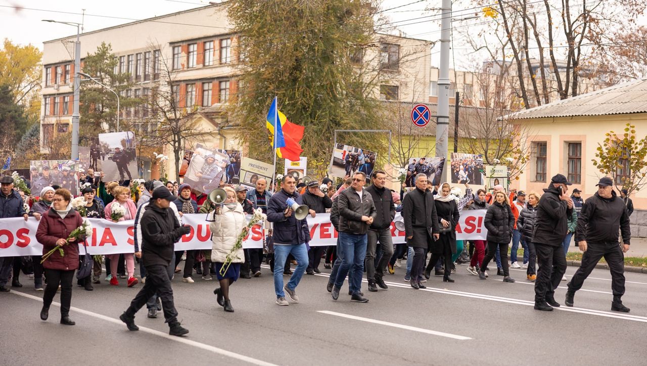 FOTO // Au strigat într-un glas: „Jos Maia Sandu!” - Organizatorii susțin că în capitală s-au adunat în jur de 50.000 de protestatari