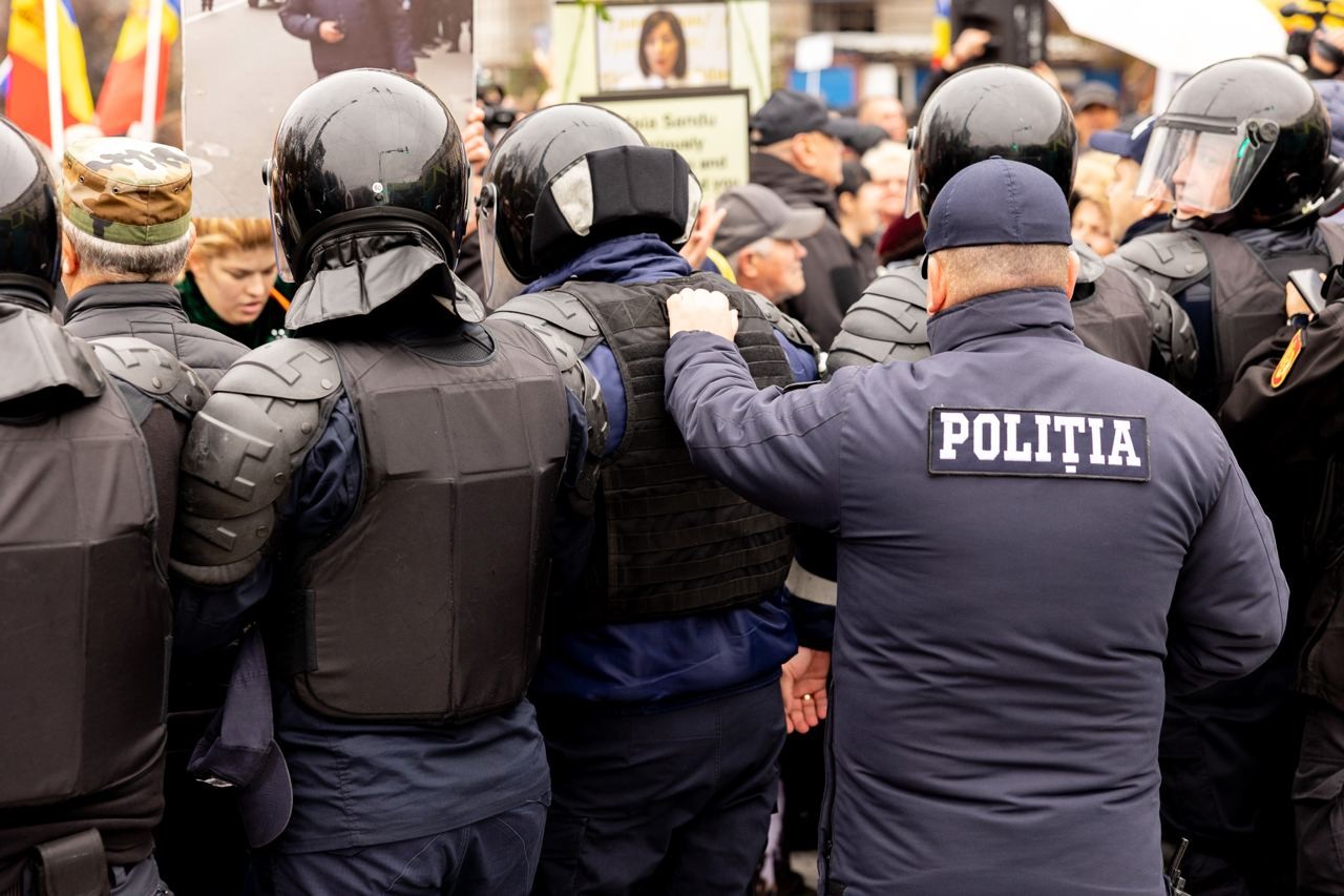 FOTO // Au strigat într-un glas: „Jos Maia Sandu!” - Organizatorii susțin că în capitală s-au adunat în jur de 50.000 de protestatari