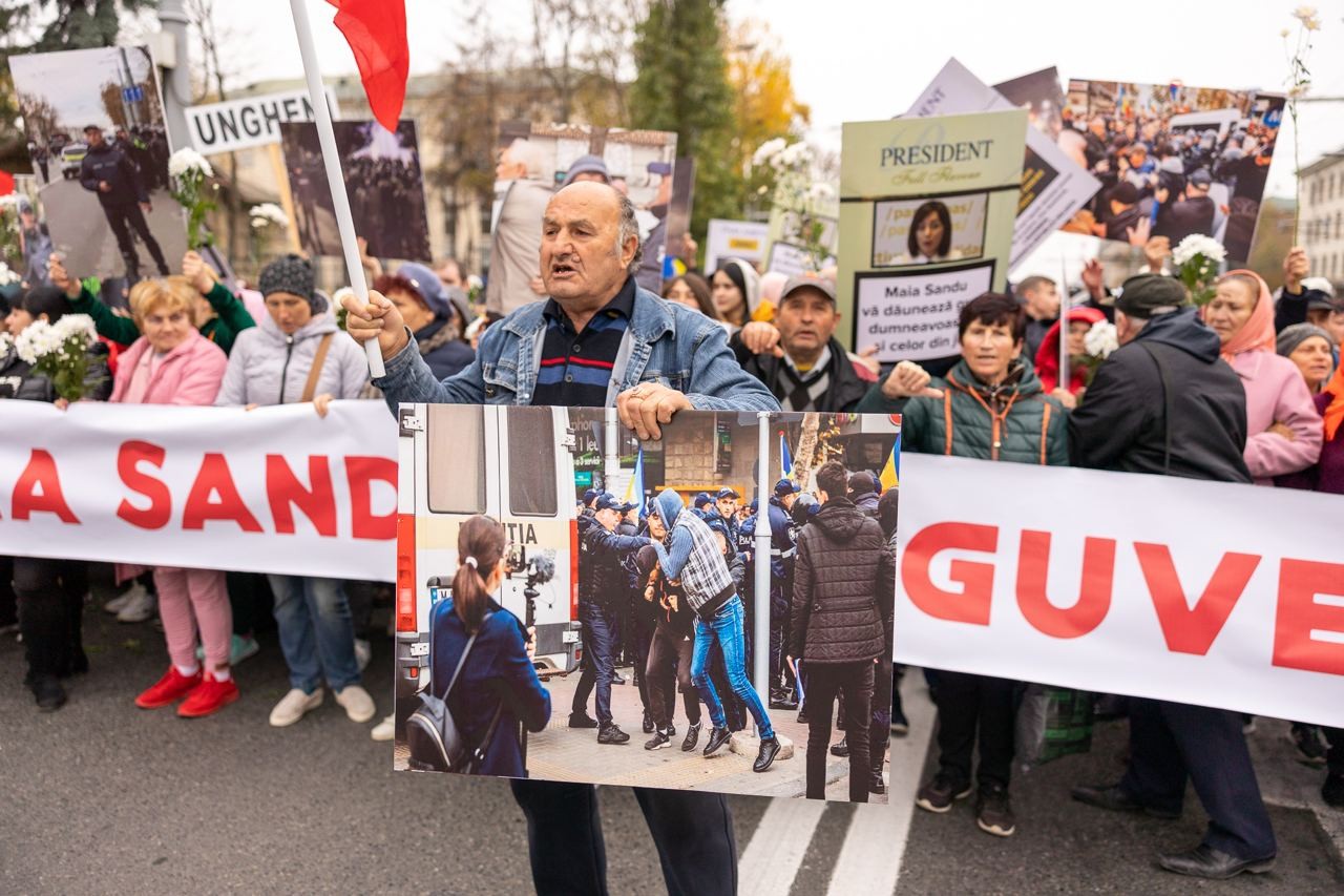 FOTO // Au strigat într-un glas: „Jos Maia Sandu!” - Organizatorii susțin că în capitală s-au adunat în jur de 50.000 de protestatari