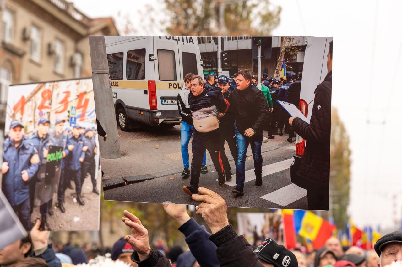 FOTO // Au strigat într-un glas: „Jos Maia Sandu!” - Organizatorii susțin că în capitală s-au adunat în jur de 50.000 de protestatari