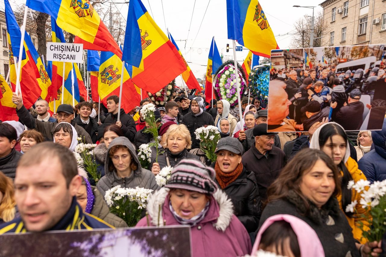 FOTO // Au strigat într-un glas: „Jos Maia Sandu!” - Organizatorii susțin că în capitală s-au adunat în jur de 50.000 de protestatari