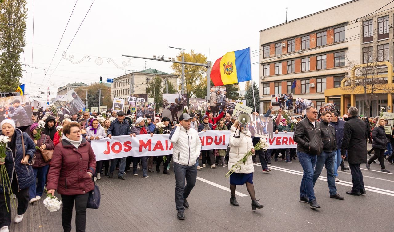 FOTO // Au strigat într-un glas: „Jos Maia Sandu!” - Organizatorii susțin că în capitală s-au adunat în jur de 50.000 de protestatari