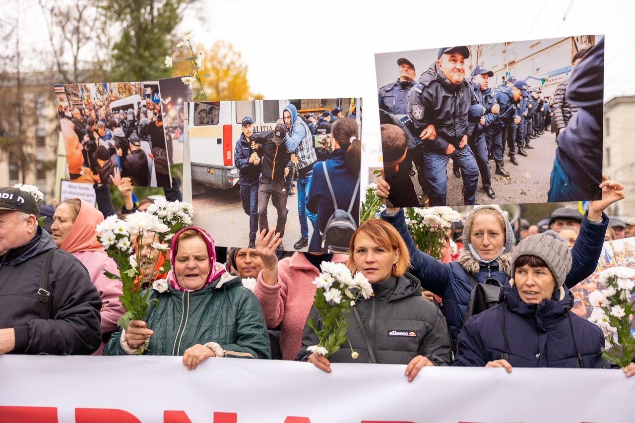 FOTO // Au strigat într-un glas: „Jos Maia Sandu!” - Organizatorii susțin că în capitală s-au adunat în jur de 50.000 de protestatari