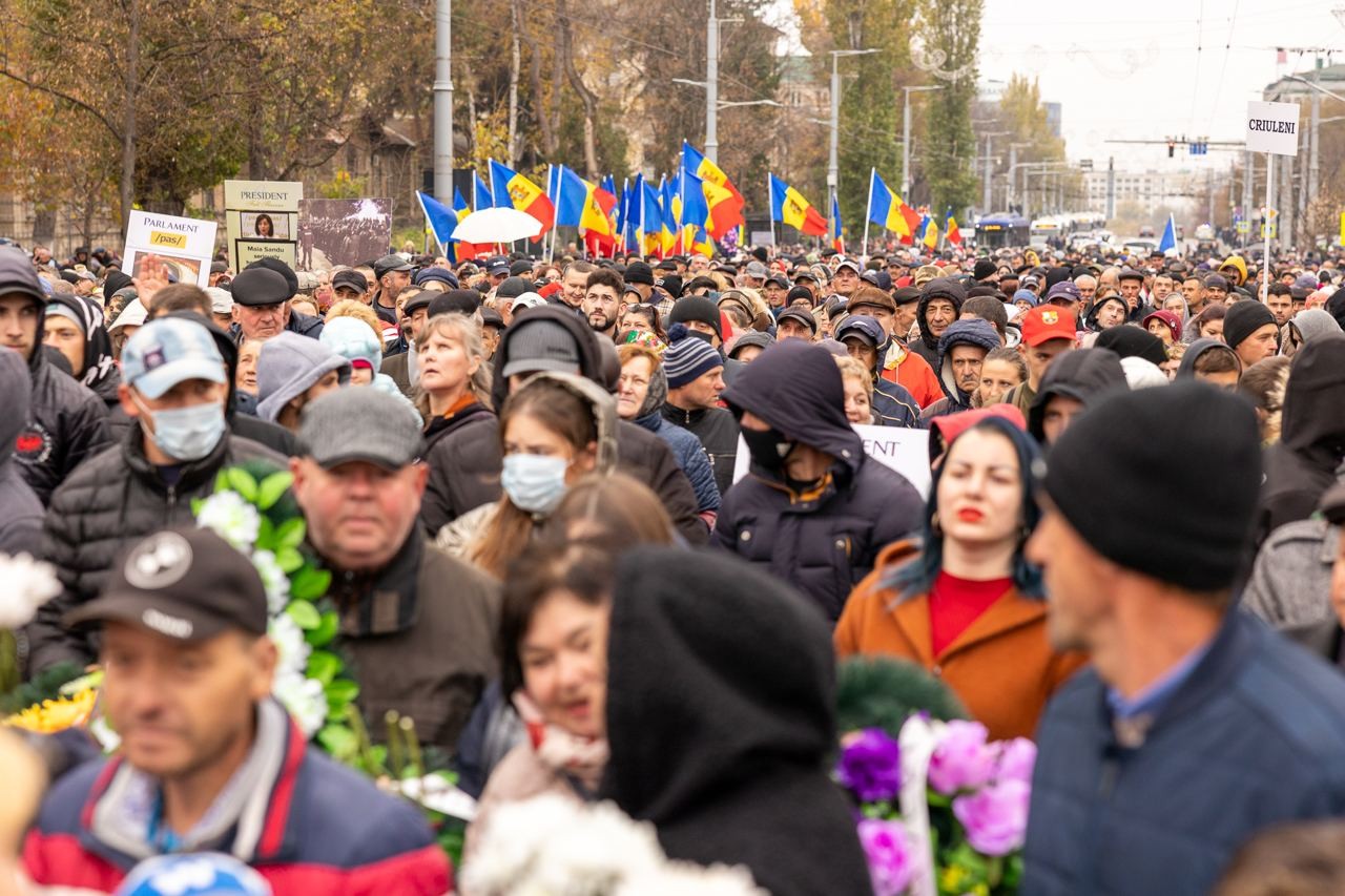 FOTO // Au strigat într-un glas: „Jos Maia Sandu!” - Organizatorii susțin că în capitală s-au adunat în jur de 50.000 de protestatari