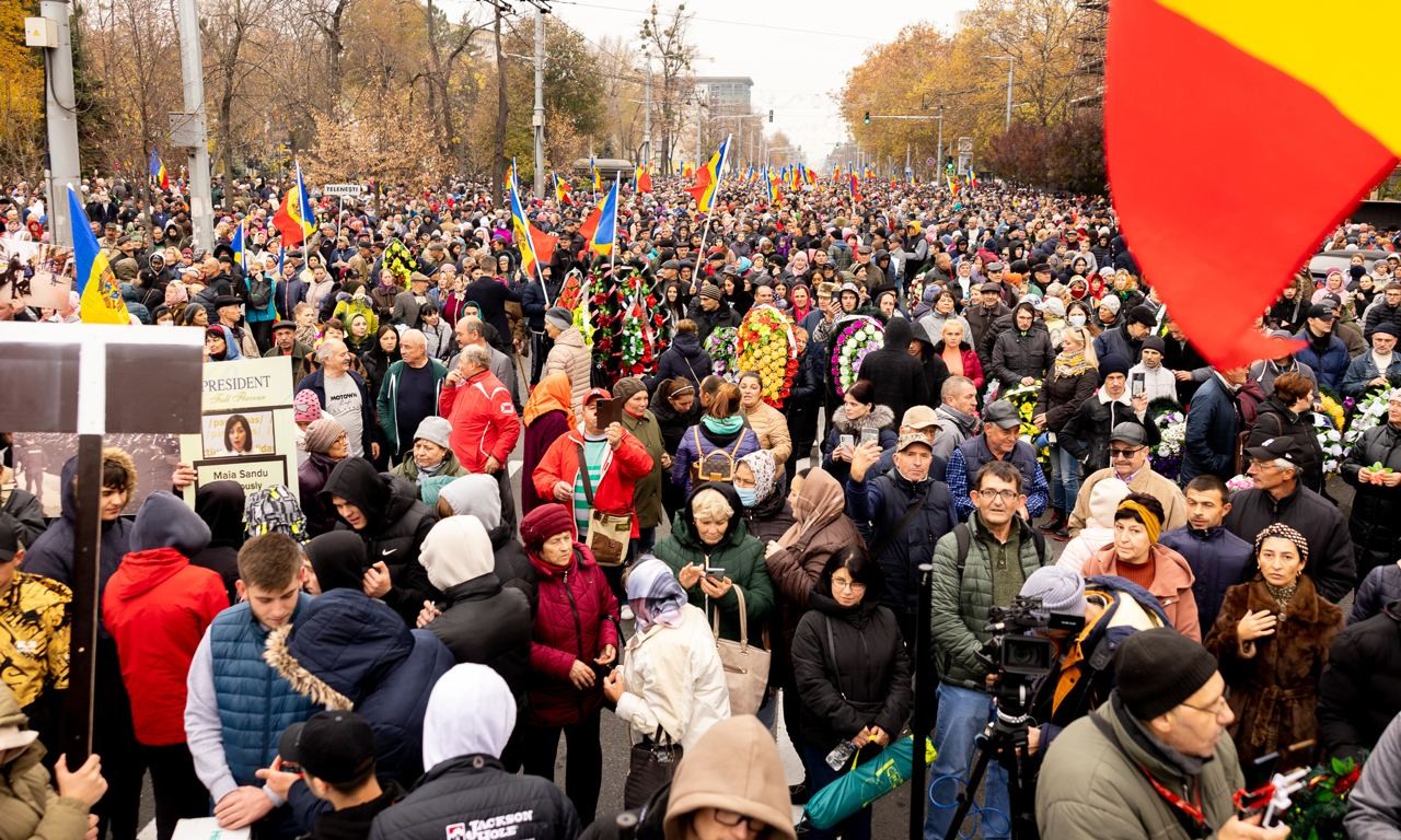 FOTO // Au strigat într-un glas: „Jos Maia Sandu!” - Organizatorii susțin că în capitală s-au adunat în jur de 50.000 de protestatari