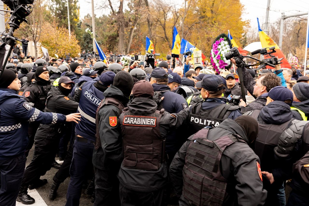 FOTO // Au strigat într-un glas: „Jos Maia Sandu!” - Organizatorii susțin că în capitală s-au adunat în jur de 50.000 de protestatari