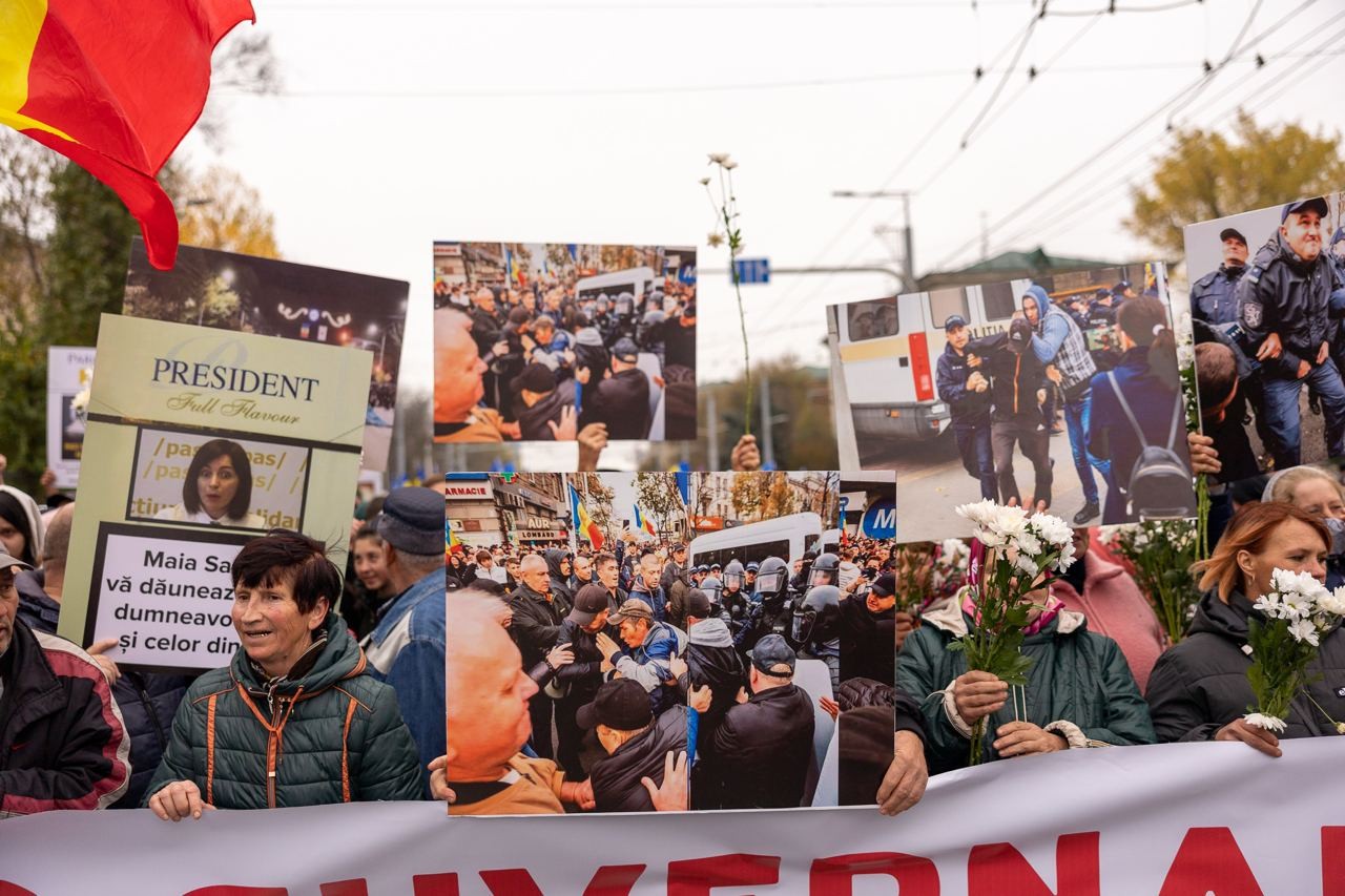 FOTO // Au strigat într-un glas: „Jos Maia Sandu!” - Organizatorii susțin că în capitală s-au adunat în jur de 50.000 de protestatari
