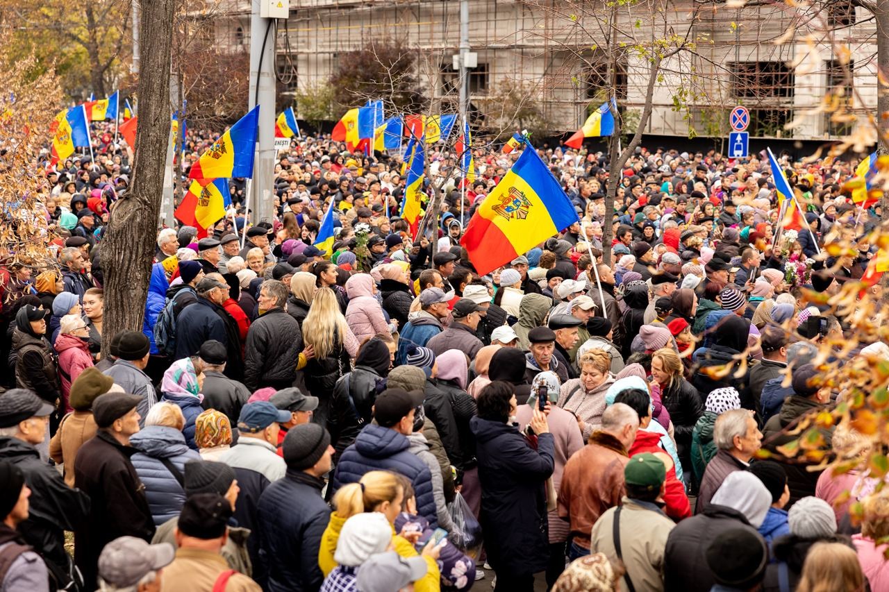 FOTO // Au strigat într-un glas: „Jos Maia Sandu!” - Organizatorii susțin că în capitală s-au adunat în jur de 50.000 de protestatari