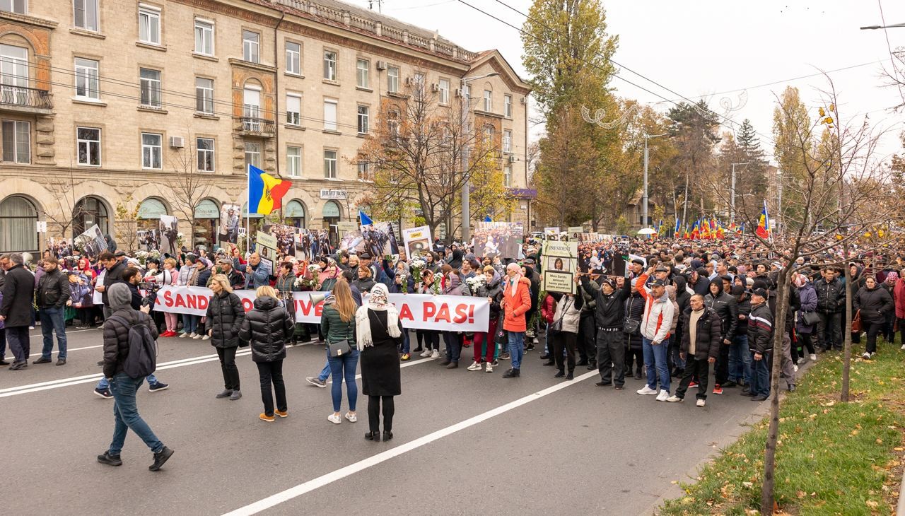 FOTO // Au strigat într-un glas: „Jos Maia Sandu!” - Organizatorii susțin că în capitală s-au adunat în jur de 50.000 de protestatari