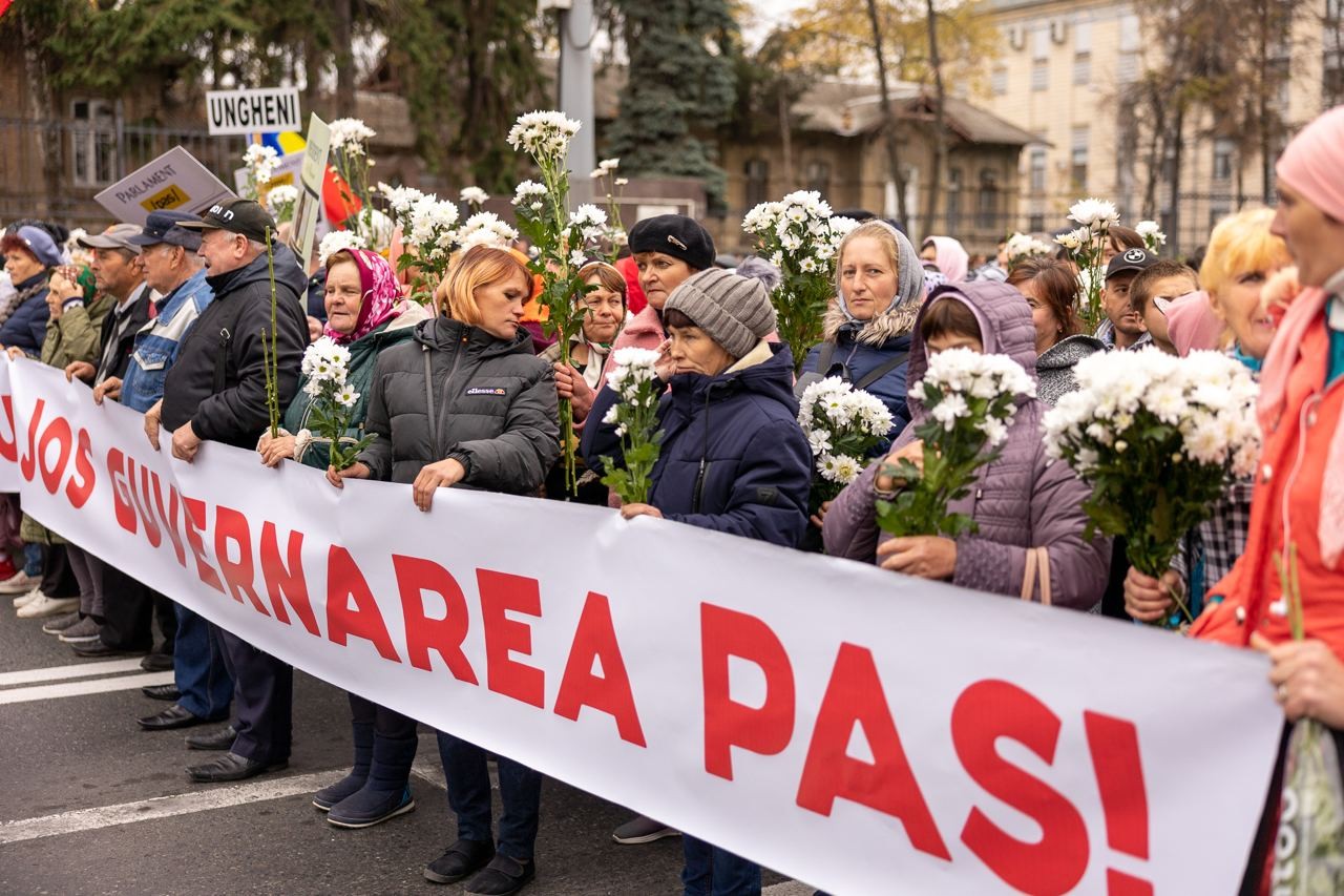 FOTO // Au strigat într-un glas: „Jos Maia Sandu!” - Organizatorii susțin că în capitală s-au adunat în jur de 50.000 de protestatari