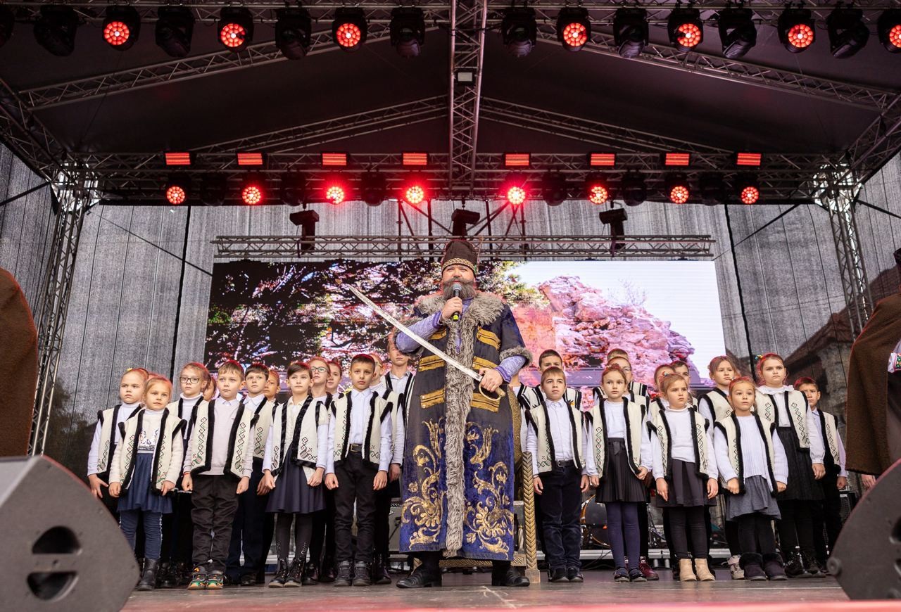 FOTO // La mulți ani, Orhei! Hramul și ziua orașului sunt sărbătorite cu muzică, voie bună, un marș pe ritmuri de fanfară, concert și focuri de artificii