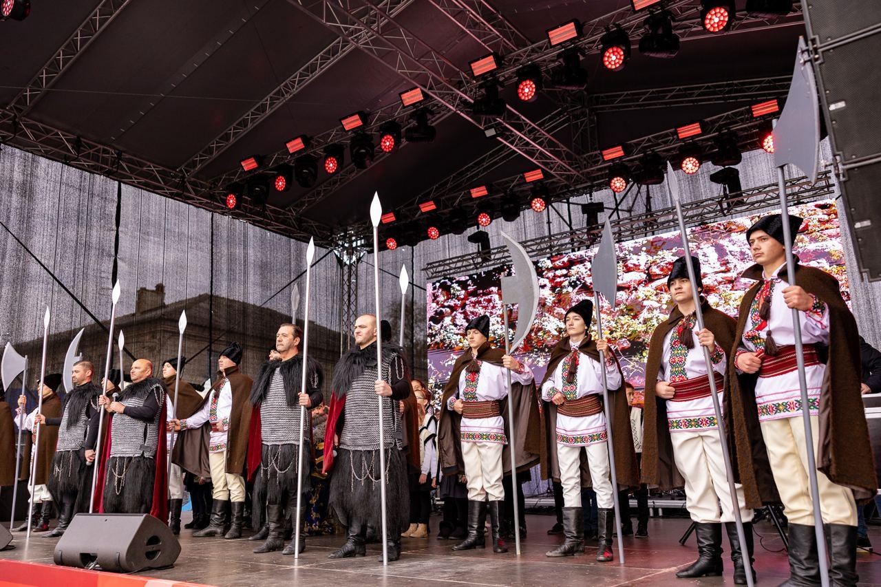 FOTO // La mulți ani, Orhei! Hramul și ziua orașului sunt sărbătorite cu muzică, voie bună, un marș pe ritmuri de fanfară, concert și focuri de artificii